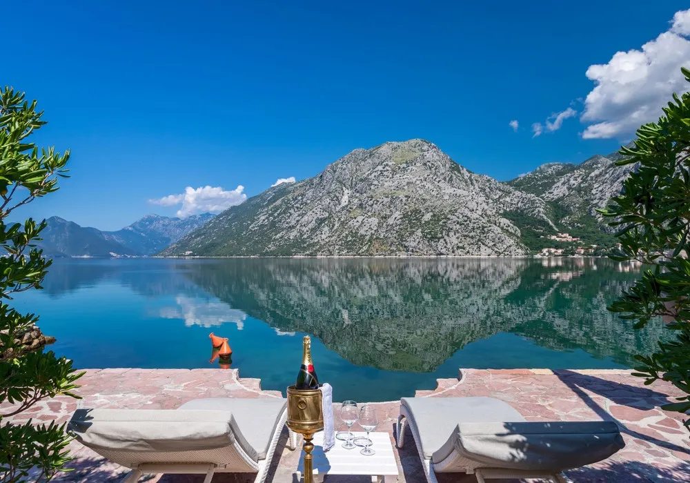 House for sale 5 rooms, 530 m². Kotor. 