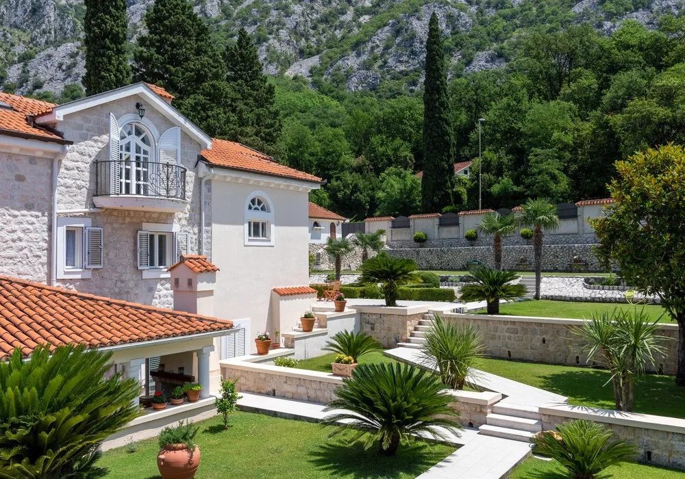 House for sale 5 rooms, 530 m². Kotor. 