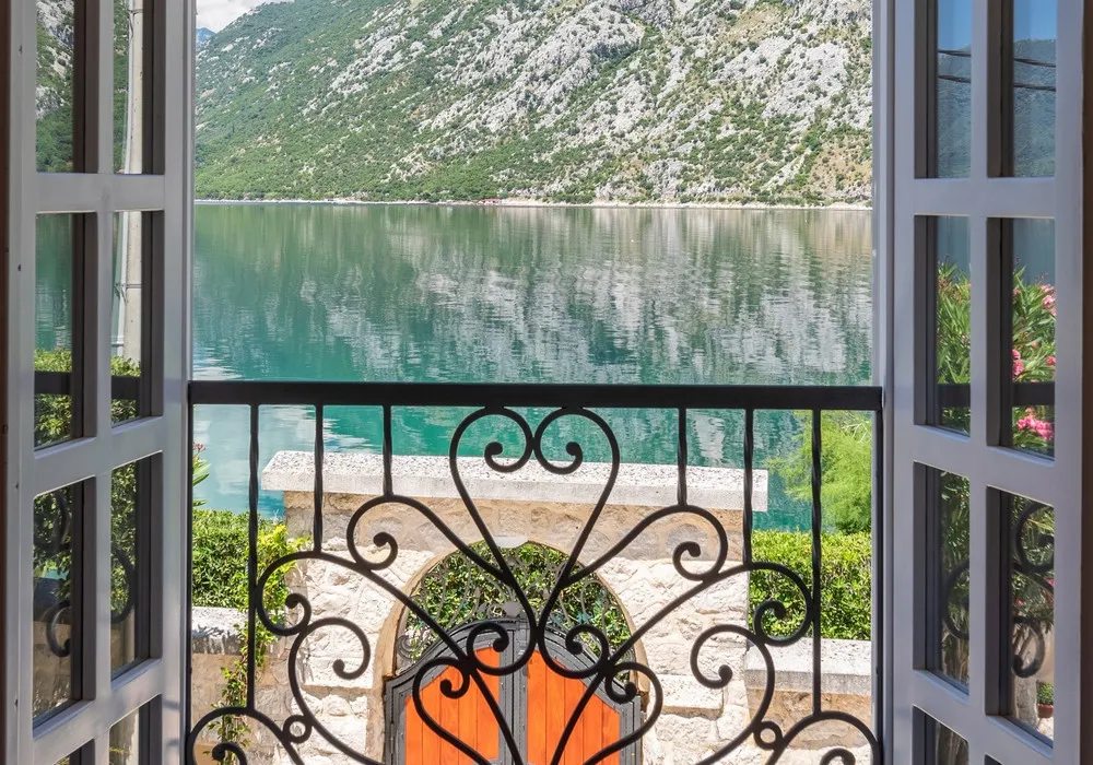 House for sale 5 rooms, 530 m². Kotor. 