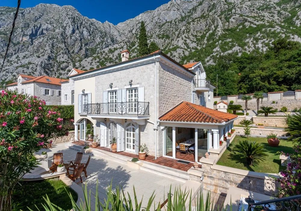 House for sale 5 rooms, 530 m². Kotor. 