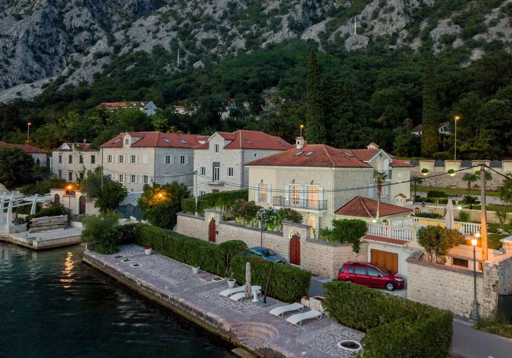 Kuća na prodaju 5 соба, 530 m². Kotor. 