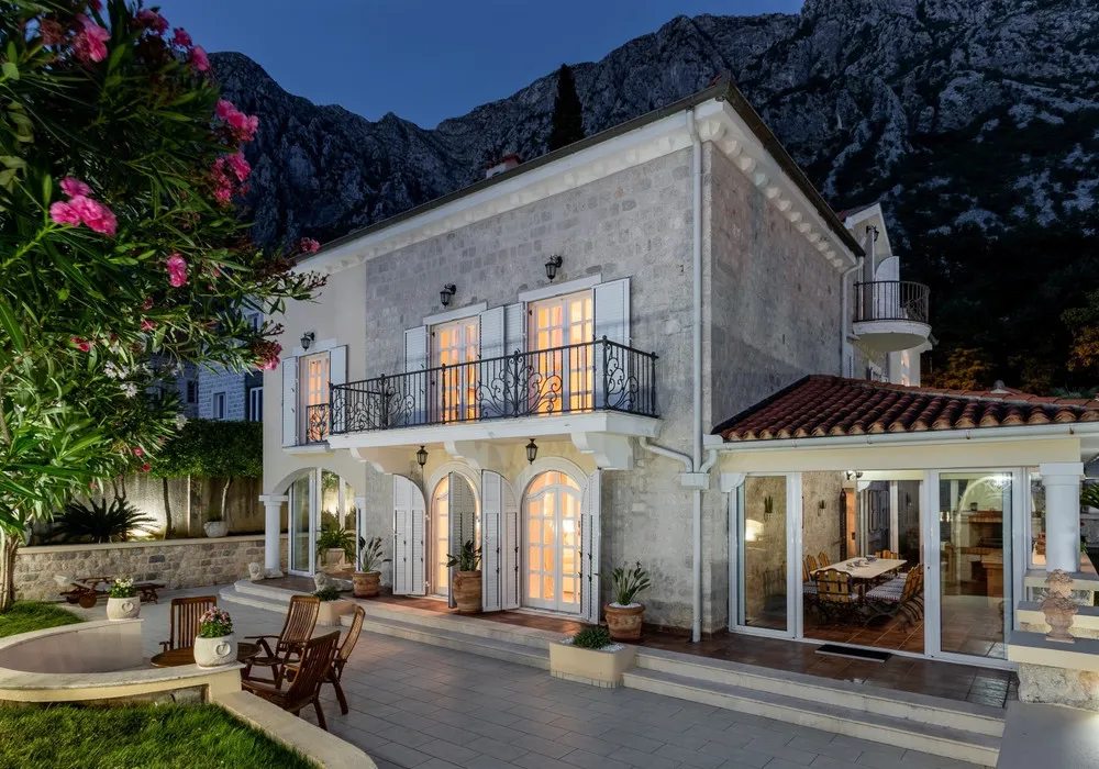 Kuća na prodaju 5 соба, 530 m². Kotor. 