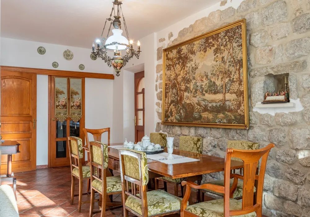 House for sale 5 rooms, 530 m². Kotor. 