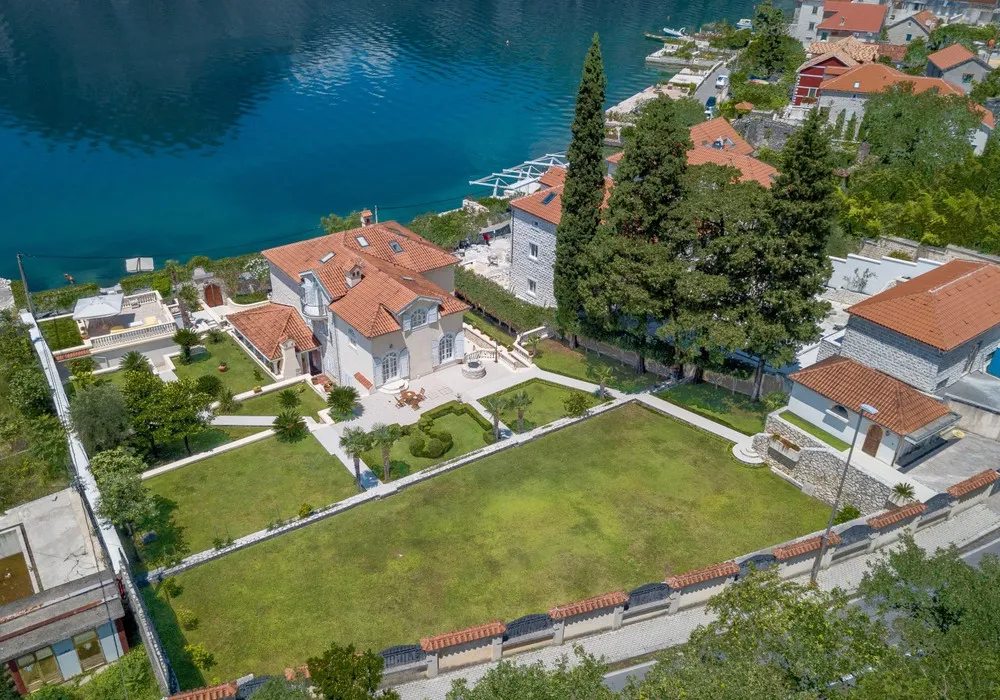 House for sale 5 rooms, 530 m². Kotor. 