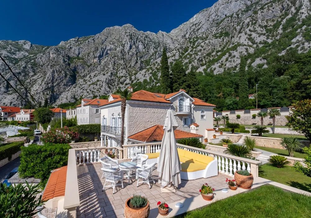 Kuća na prodaju 5 соба, 530 m². Kotor. 