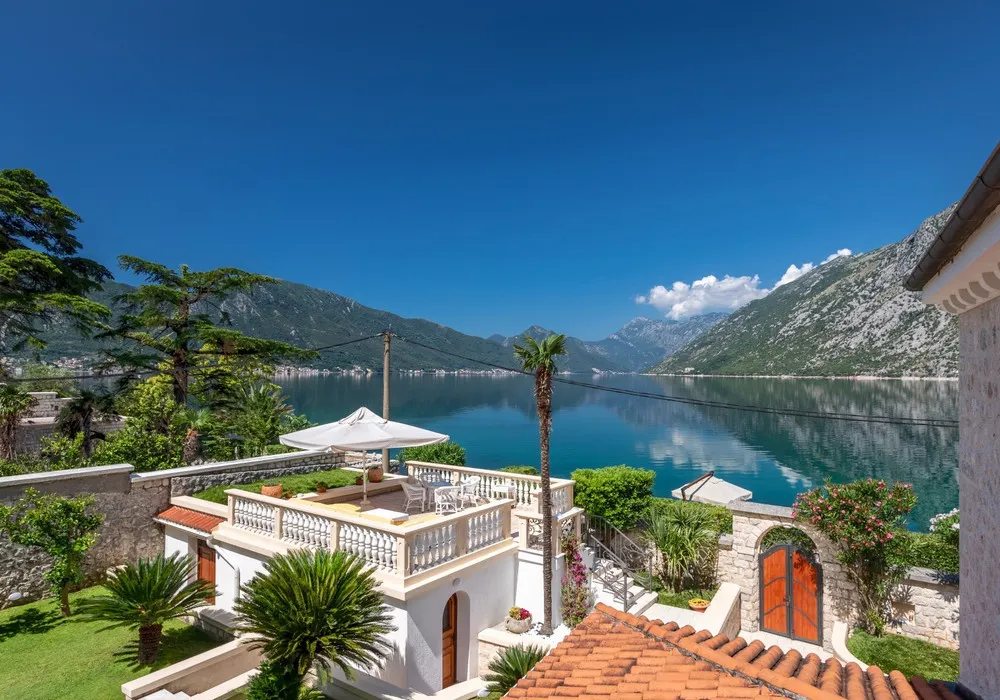 House for sale 5 rooms, 530 m². Kotor. 