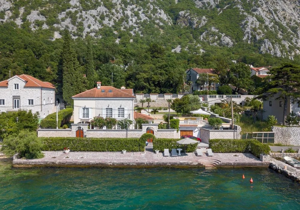 Kuća na prodaju 5 соба, 530 m². Kotor. 