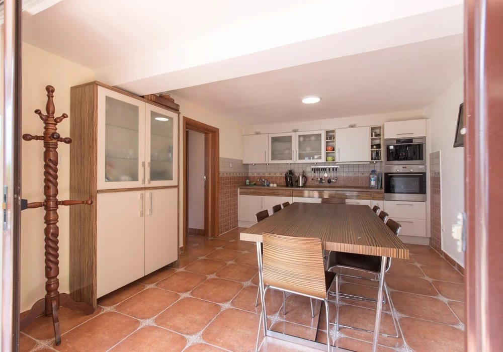 House for sale 4 rooms, 200 m². Prcanj. 