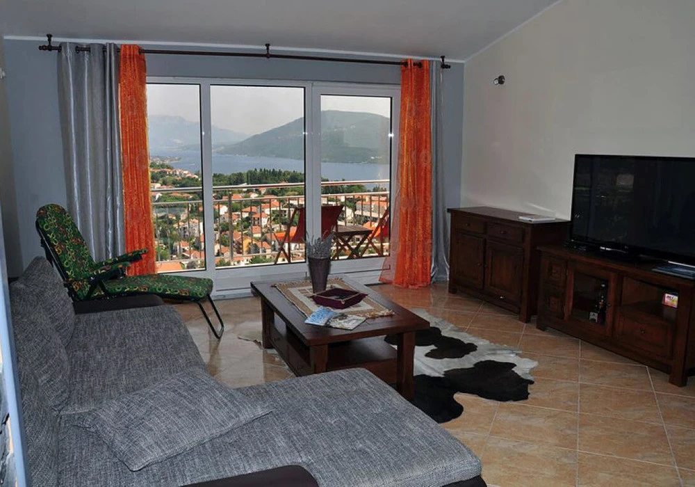 House for sale 6 rooms, 320 m². Herceg Novi. 