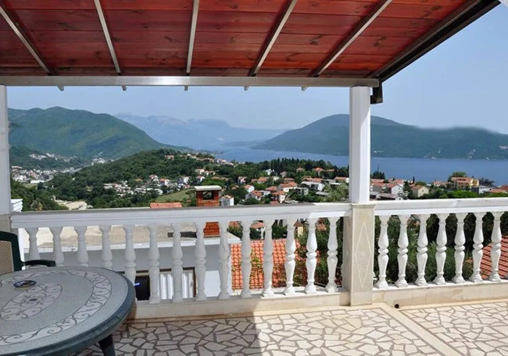 House for sale 6 rooms, 320 m². Herceg Novi. 