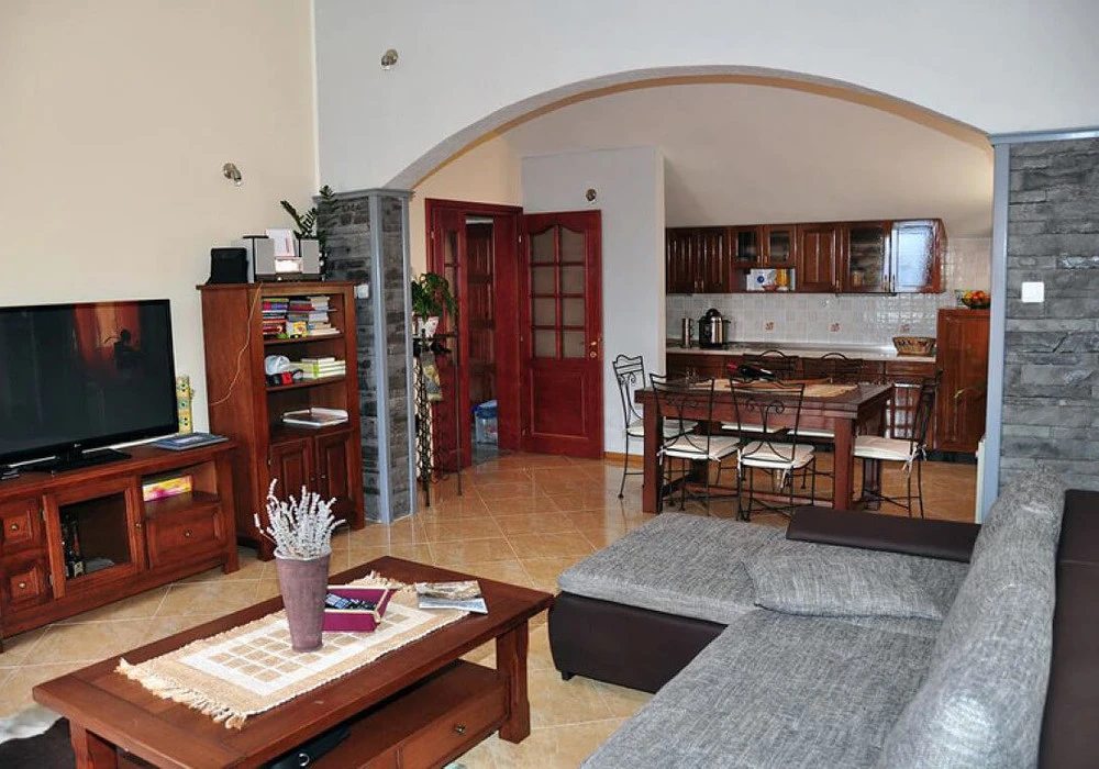 House for sale 6 rooms, 320 m². Herceg Novi. 