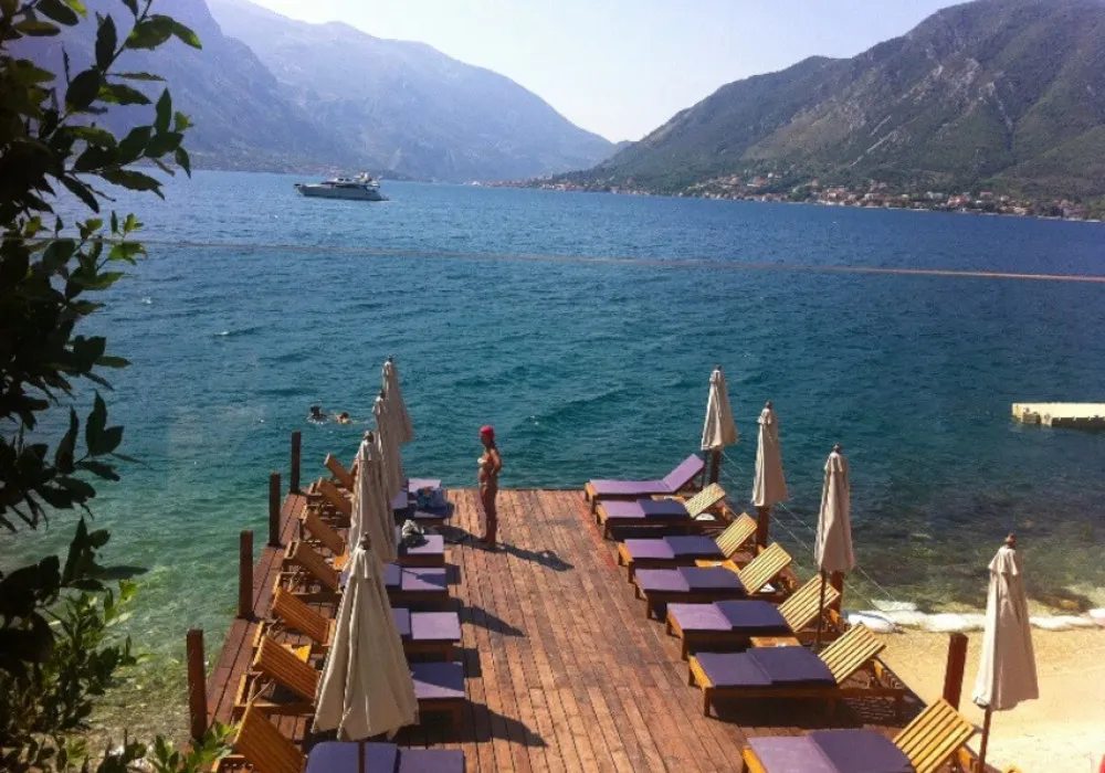 Apartments for sale 2 rooms, 94 m². Kotor. 