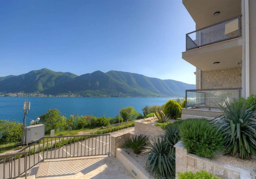 Apartments for sale 2 rooms, 94 m². Kotor. 