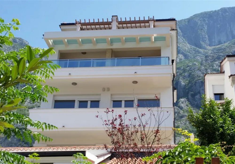 House for sale 4 rooms, 380 m². Dobrota. 