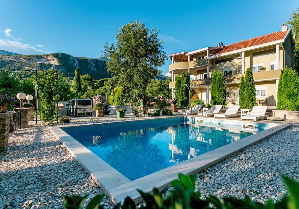 House for sale 6 rooms, 396 m². Herceg Novi. 