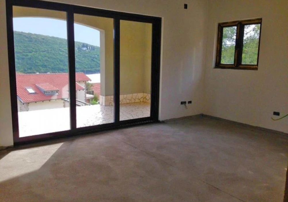 House for sale 4 rooms, 165 m². Kotor. 