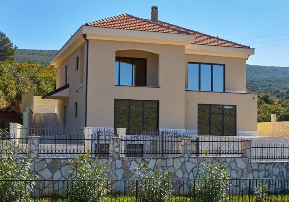 Kuća na prodaju 4 собе, 165 m². Kotor. 