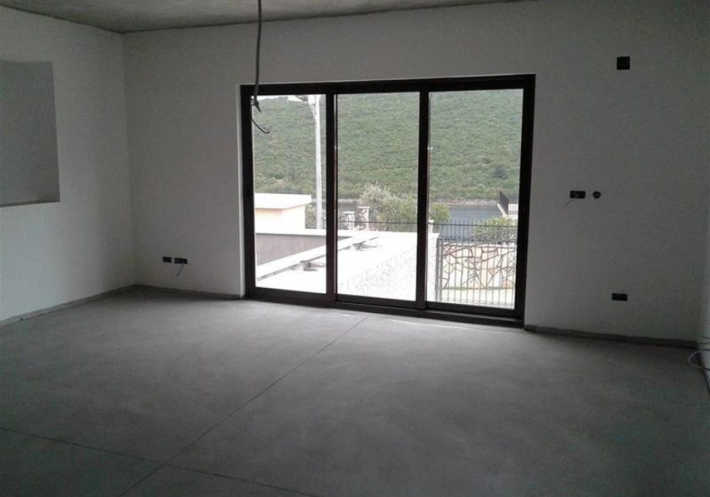 House for sale 4 rooms, 165 m². Kotor. 