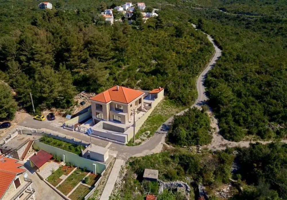 Kuća na prodaju 4 собе, 165 m². Kotor. 