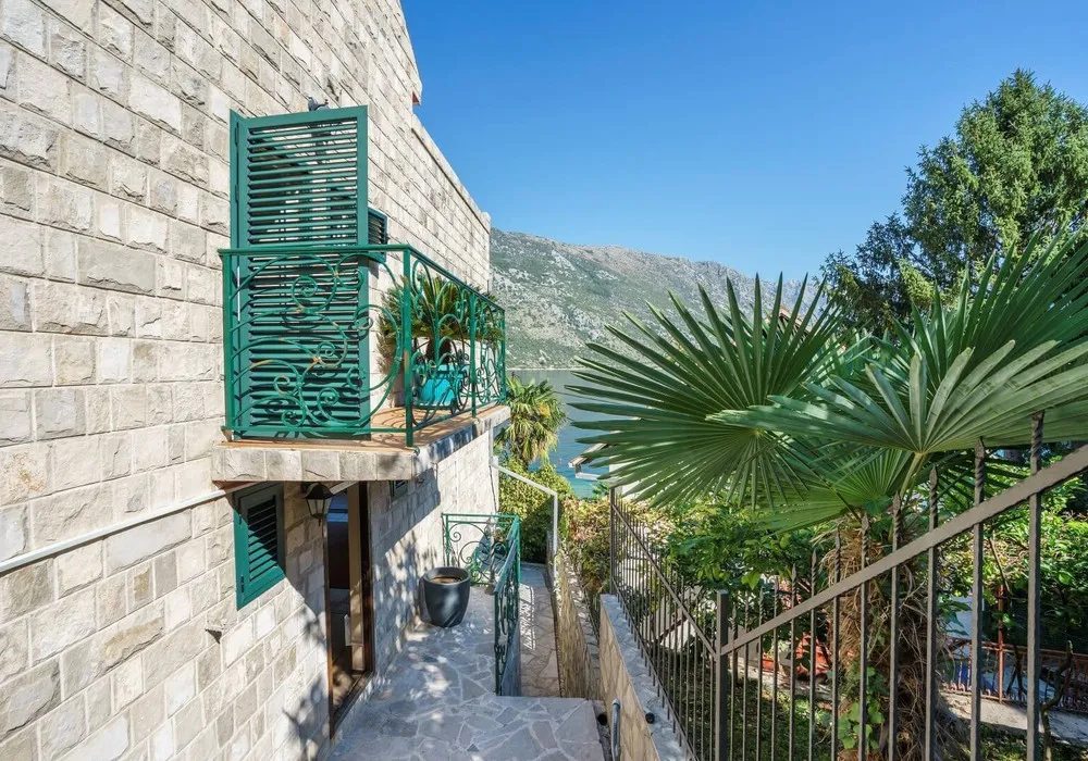 Kuća na prodaju 5 соба, 215 m². Kotor. 