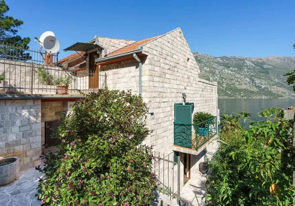 Kuća na prodaju 5 соба, 215 m². Kotor. 