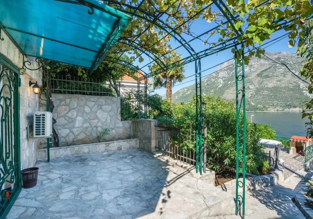 Kuća na prodaju 5 соба, 215 m². Kotor. 