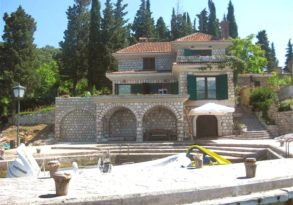 House for sale 4 rooms, 350 m². Herceg Novi. 