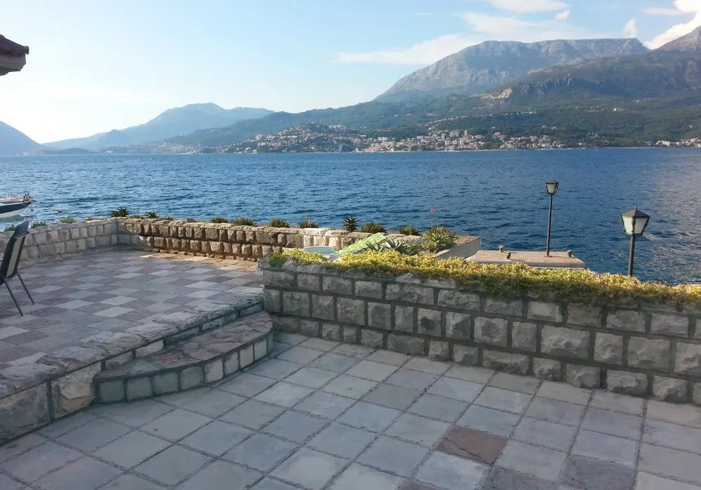 House for sale 4 rooms, 350 m². Herceg Novi. 