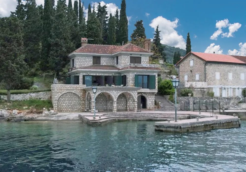 Kuća na prodaju 4 собе, 350 m². Herceg Novi. 