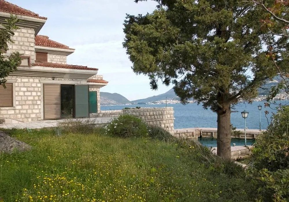 House for sale 4 rooms, 350 m². Herceg Novi. 