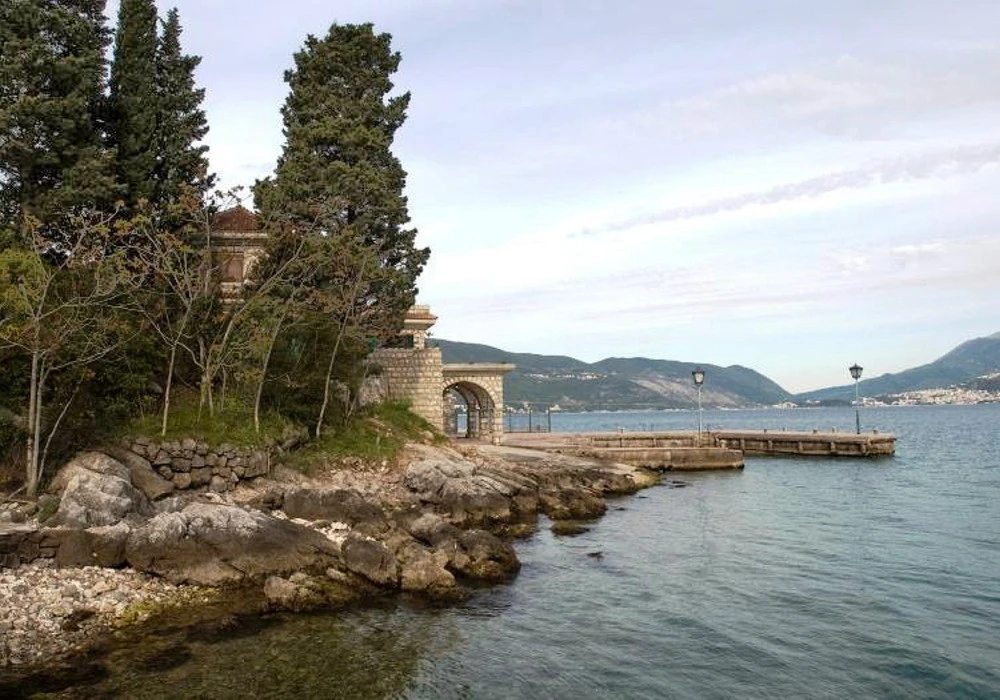 House for sale 4 rooms, 350 m². Herceg Novi. 