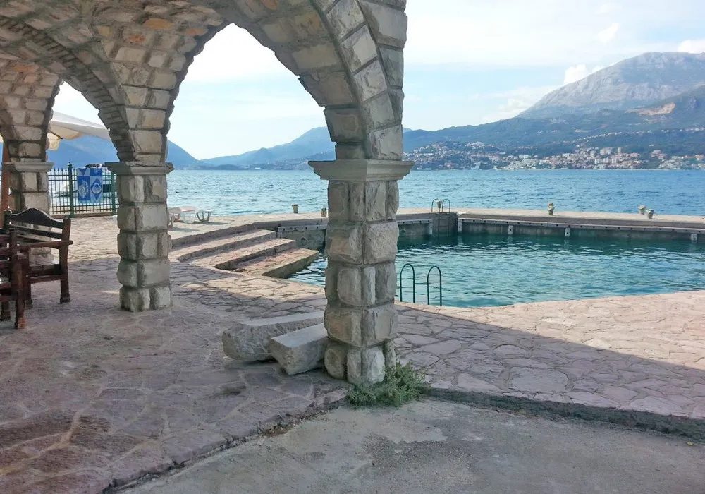 House for sale 4 rooms, 350 m². Herceg Novi. 