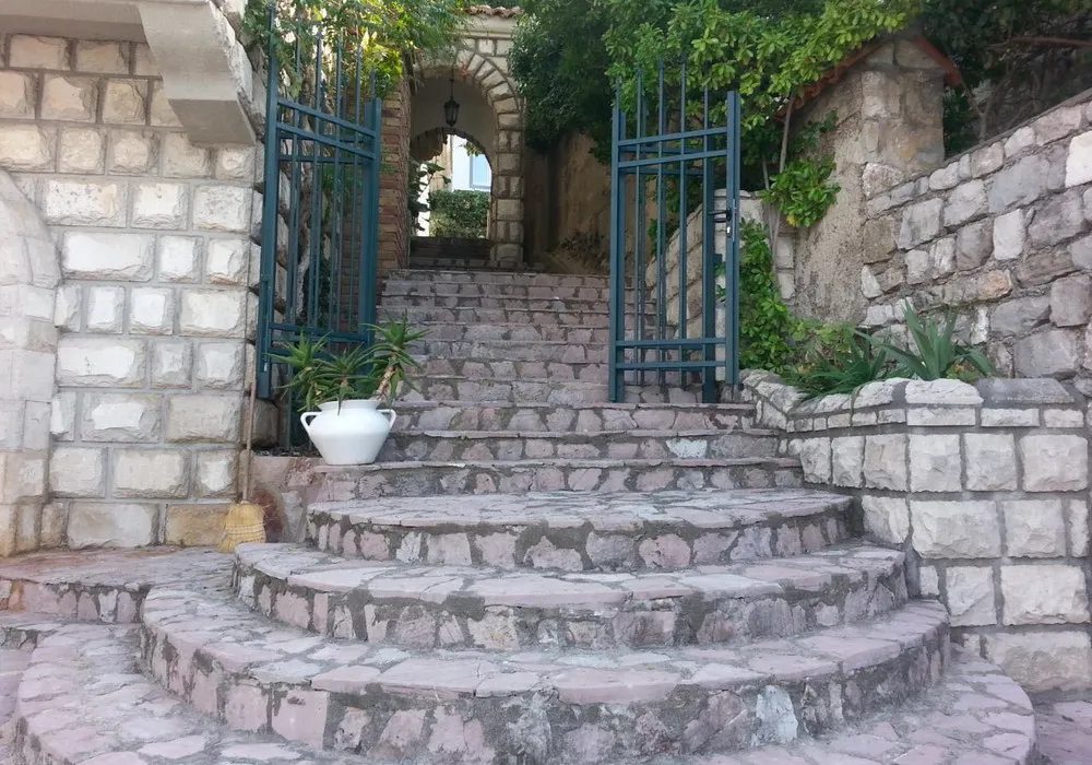 House for sale 4 rooms, 350 m². Herceg Novi. 