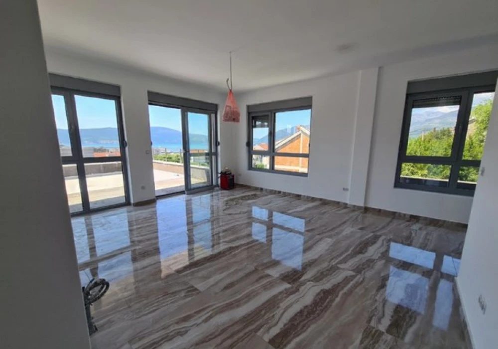 Stan na prodaju 3 собе, 124 m². Tivat. 