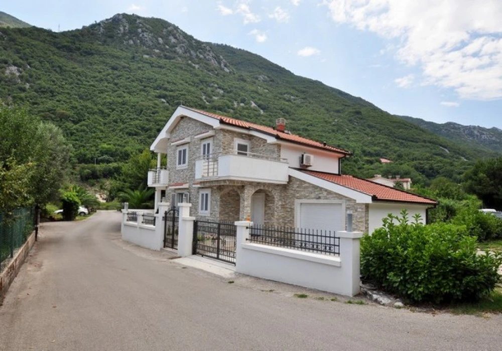 Kuća na prodaju 3 собе, 131 m². Kotor. 