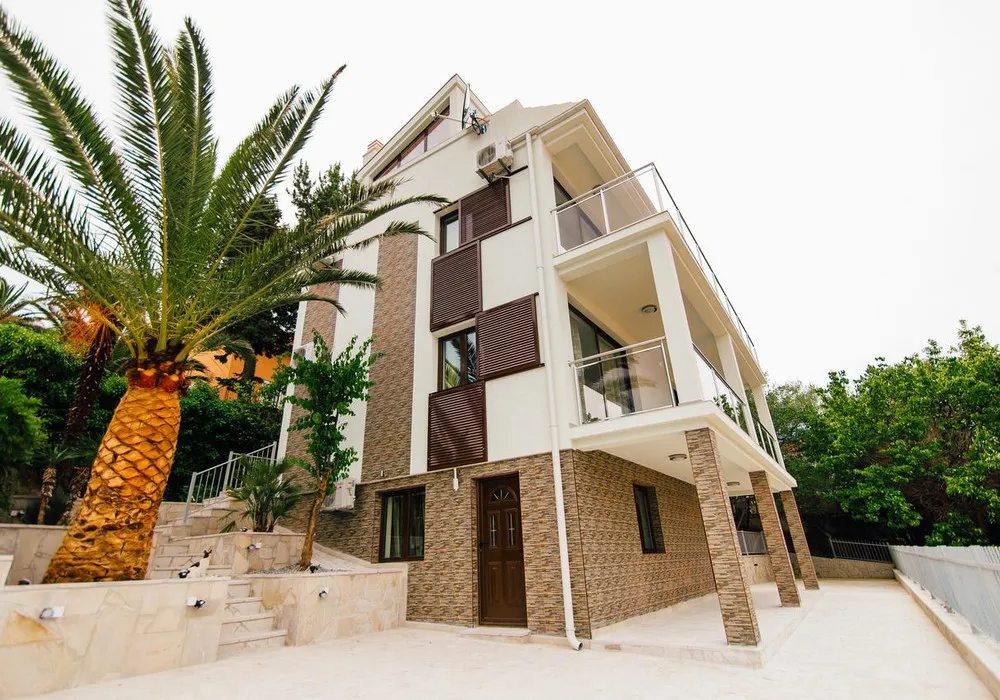 House for sale 4 rooms, 218 m². Tivat. 