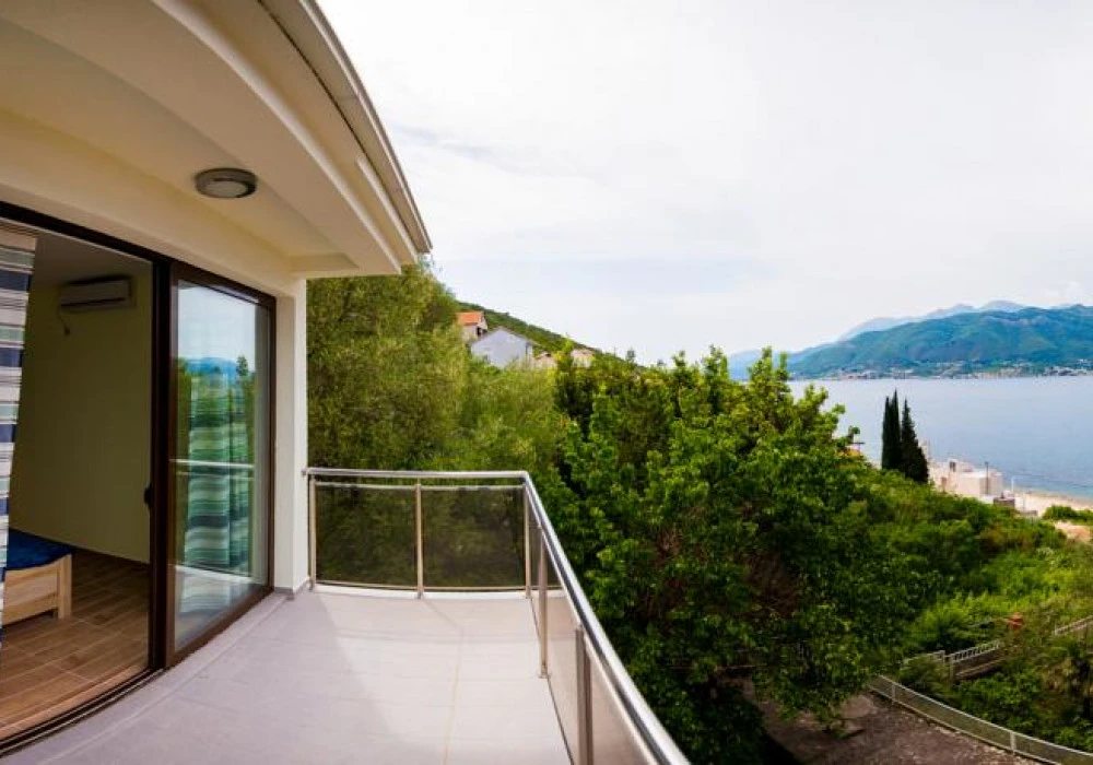 House for sale 4 rooms, 218 m². Tivat. 