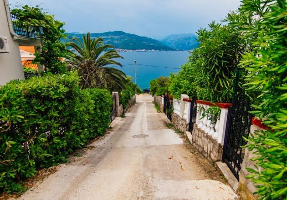 House for sale 4 rooms, 218 m². Tivat. 