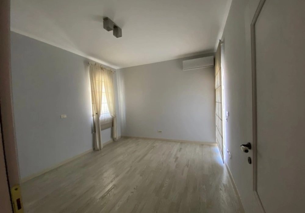 Kuća na prodaju 4 собе, 393 m². Becici. 