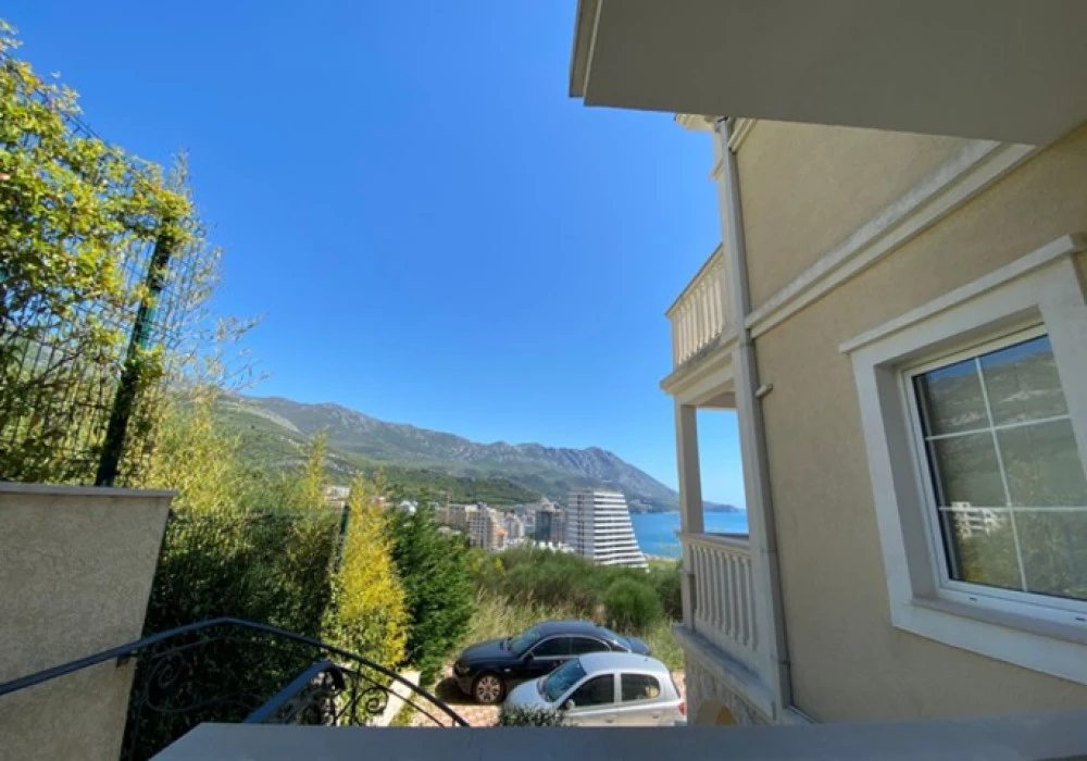 House for sale 4 rooms, 393 m². Becici. 