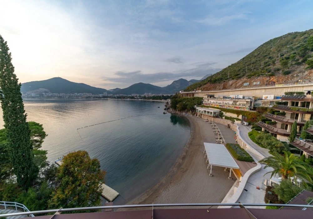 Apartments for sale 4 rooms, 347 m². Budva. 