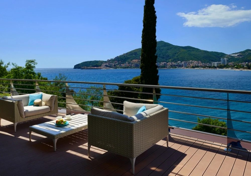 Apartments for sale 4 rooms, 347 m². Budva. 