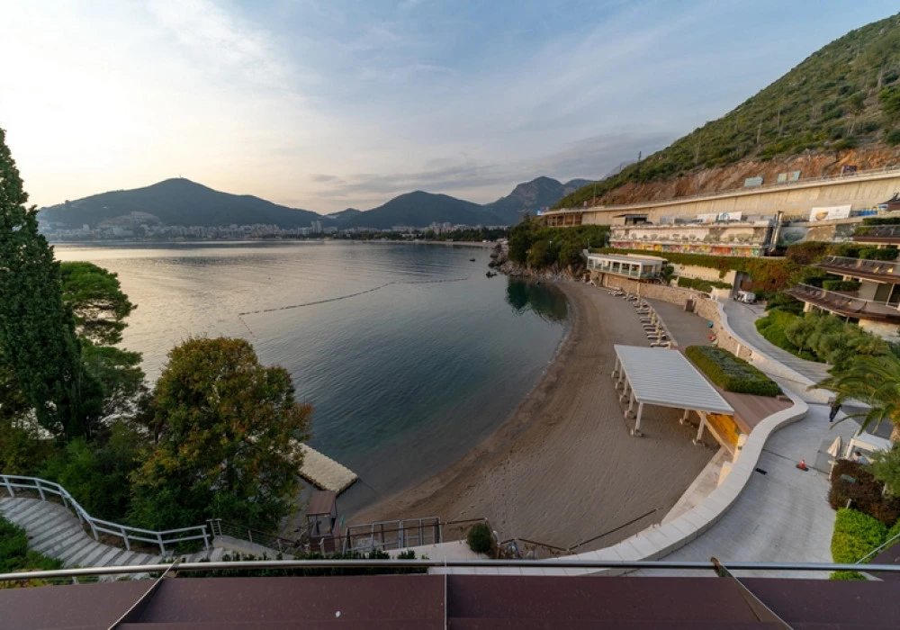 Apartments for sale 3 rooms, 569 m². Budva. 