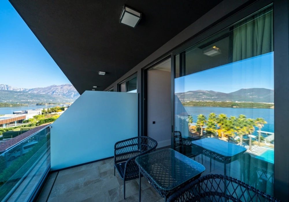 Stan na prodaju 2 собе, 193 m². Tivat. 