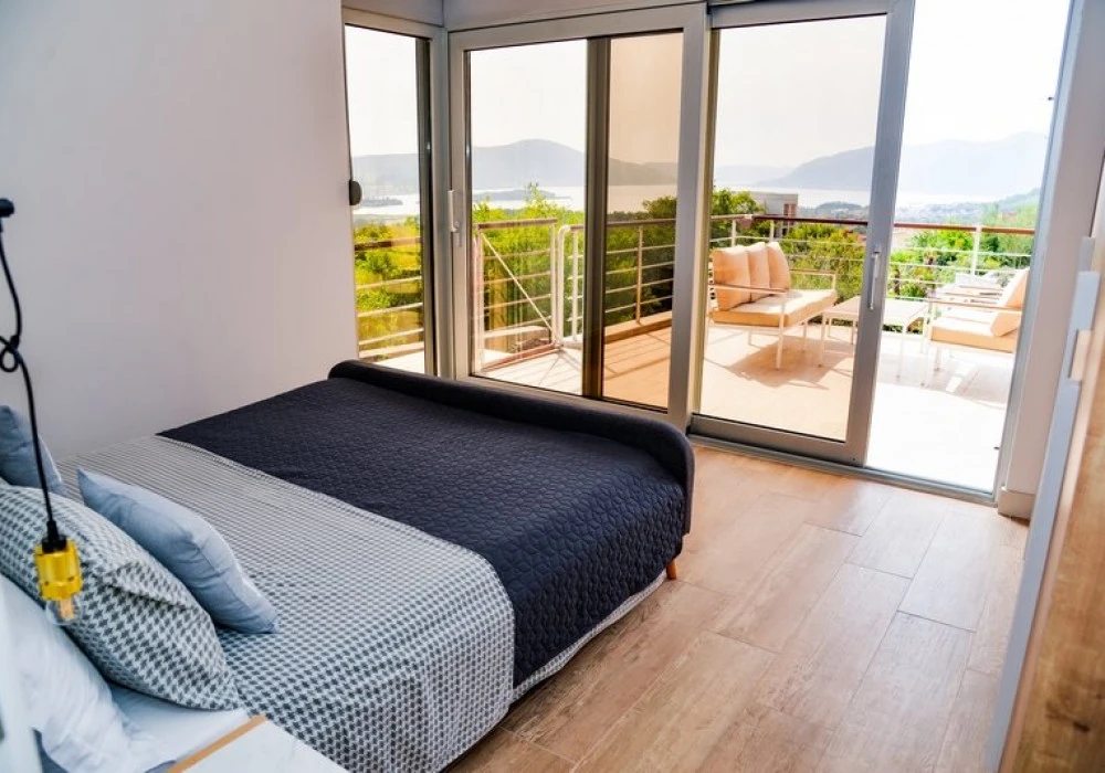 Apartments for sale 2 rooms, 90 m². Tivat. 