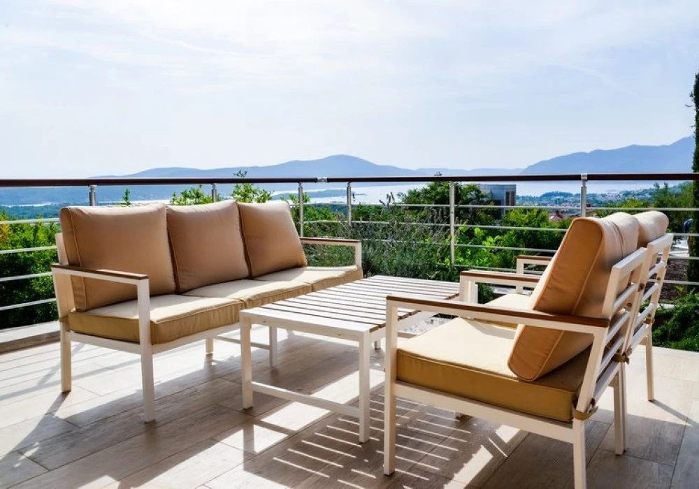 Apartments for sale 2 rooms, 90 m². Tivat. 