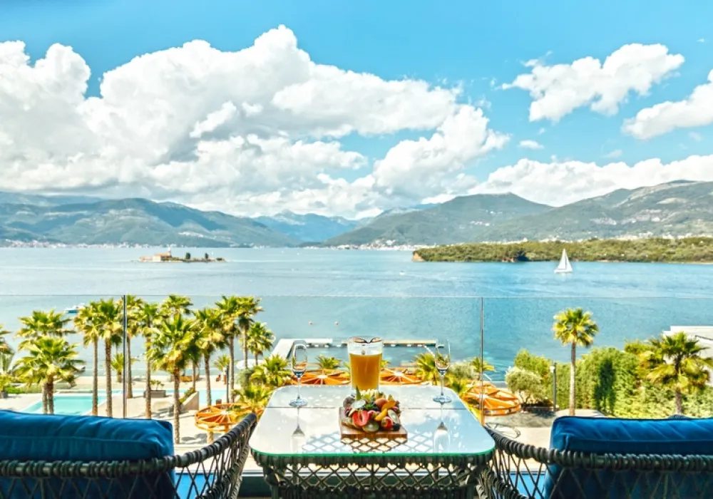 Apartments for sale 2 rooms, 195 m². Tivat. 