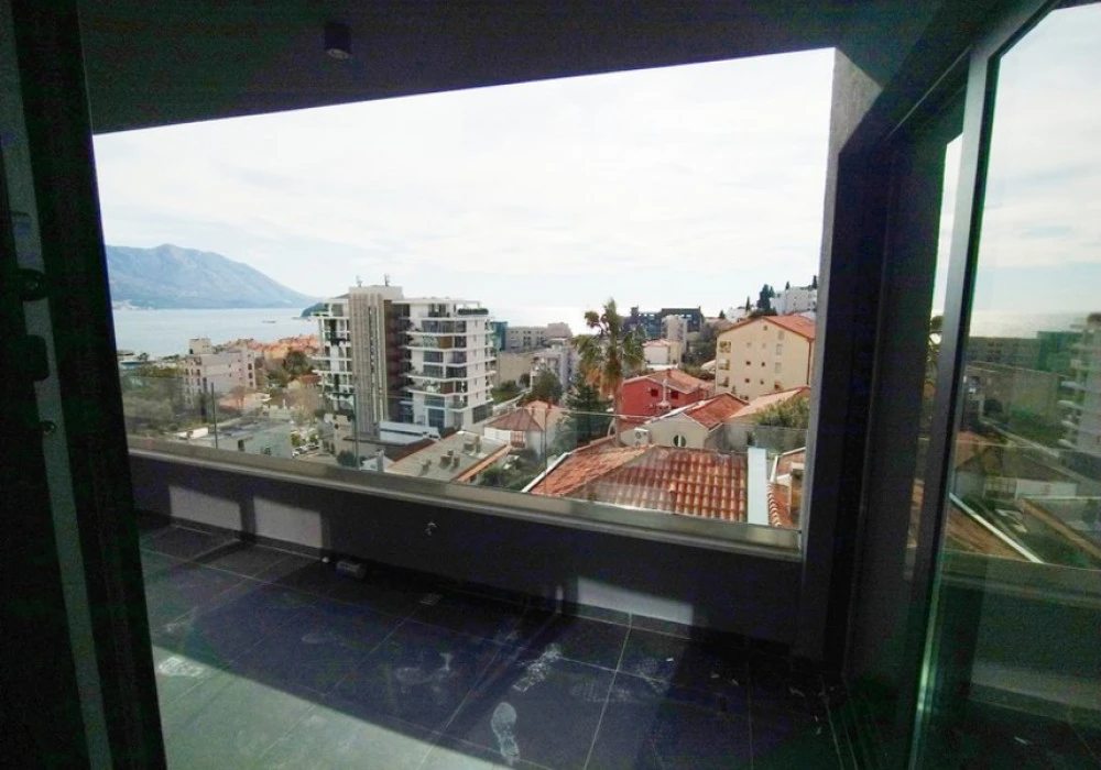 Apartments for sale 3 rooms, 121 m². Budva. 