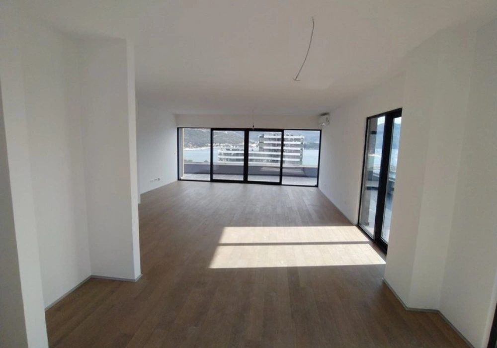 Stan na prodaju 3 собе, 121 m². Budva. 