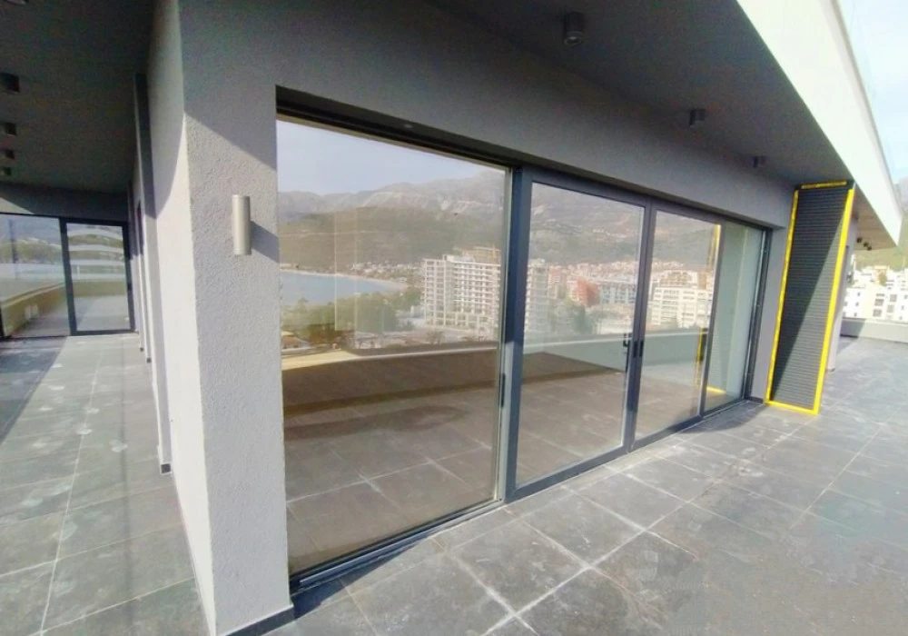 Apartments for sale 3 rooms, 121 m². Budva. 